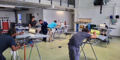 Grâce au parcours de reconversion professionnelle, une entreprise peut rapidement s'appuyer sur un aide-carrossier à l'atelier.