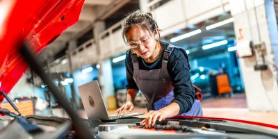 De plus en plus de femmes arrivent sur le marché automobile dans différents métiers.