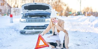 La neige et le sel de déneigement peuvent causer des dégâts sur les voitures.